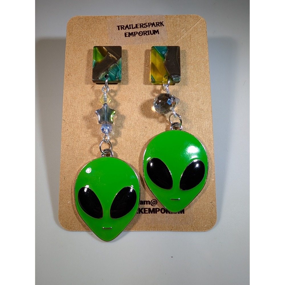 Trailerspark Emporium Alien Head Dangle Earrings Green Enamel Nickel Free